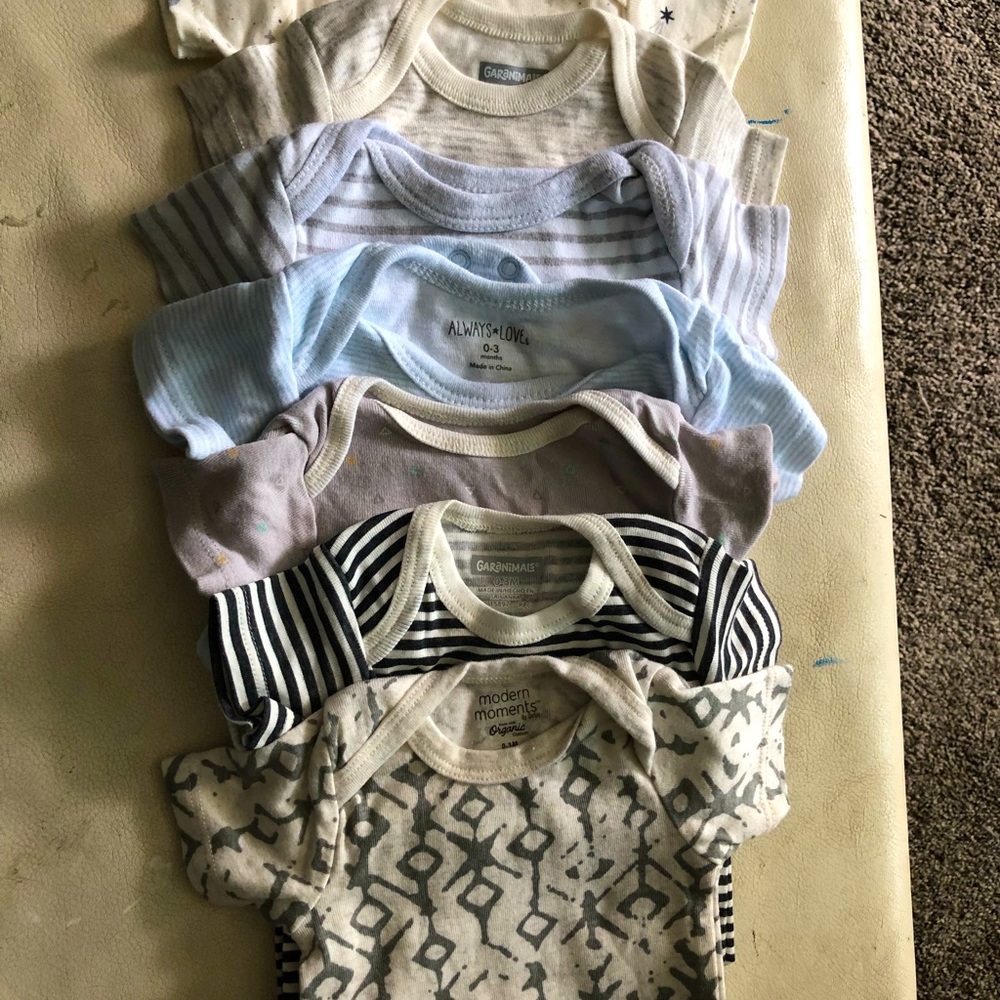 7 onesies with 2 matching pants. 0-3 months new